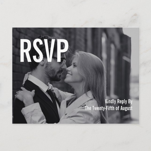 Einfache und minimale Typografie Hochzeit RSVP Pos Einladungspostkarte (Vorderseite)