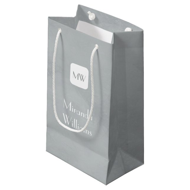 Einfache und schicke graue Monogramm mit Namen Kleine Geschenktüte (Vorderseite Schrägansicht)