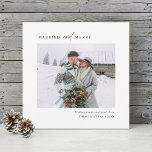 Einfache Verheiratete und fröhliche Newlyweds Foto Feiertagskarte<br><div class="desc">Moderne und einfache Weihnachten | Holiday Fotokarte mit grün-weißem Kiefernzweig auf der Rückseite. Für eine erweiterte Anpassung dieses Designs klicken Sie bitte auf die SCHALTFLÄCHE BLUE DESIGN TOOL,  um Schriftart,  Größe und Farbe zu ändern.</div>