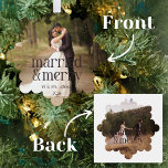 Einfache Verheiratete und Merry Newlyweds Name Dat Ornament Karte<br><div class="desc">Feiern Sie die Magie Ihres ersten Weihnachtsfestes als verheiratetes Paar mit unserer "Einfache Verheiratete & fröhliche Newlyweds Name Date Ornament Card". Diese einzigartige Karte verdoppelt sich als Ornament und macht sie zu einem Sake, der das ganze Jahr über Ihre Zuhause aufhellt. Diese Schmuckkarte bietet Platz für zwei Fotos, eines auf...</div>