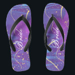 Einfache Wavy Gold Lines Lila Wedding Bride Flip Flops<br><div class="desc">Diese personalisierten Flip-Flops zeichnen sich durch eine schlichte Linienführung aus, und die Glitzern zeichnen sich durch ein lila Muster aus. Die wunderschönen Flip Flops sind ein unvergessliches Geschenk für Hochzeitsfeier-Mitglieder: Braut, Brautmädchen, Brautmutter, Trauzeugin... Sie fügen Ihrem Hochzeitstag, Junggeselinnen-Abschied oder anderen Feierlichkeiten eine stilvolle Glamour hinzu. Strich Anpassen Sie es mit...</div>