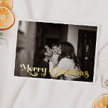 Einfache Weihnachten Volles Foto Frohe Weihnachten Folien Feiertagspostkarte<br><div class="desc">Feiern Sie die Saison mit dieser einzigartigen, klassischen, einfachen Foto fröhlichen Weihnachts-Goldfolie-Urlaubskarte mit einer Touch von Vintagem Charme. Das minimalistische Design präsentiert eine elegante goldene Farbpalette, die den gemütlichen Geist des Winters widerspiegelt. Seine moderne Anziehungskraft, gepaart mit der traditionellen Formulierung, schafft ein perfektes Gleichgewicht zwischen Luxus und Klasse. Die niedliche...</div>