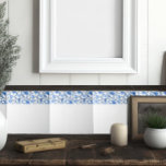 Einfache weiße blaue Blumenkante Fliese<br><div class="desc">Die weißen Fliesen mit blauen, blumengeschmückten Fliesen erinnern an französische Hütten und gemütliche Bereiche. Eine einzigartige Ergänzung zu Küche oder Bad Backspritze.</div>
