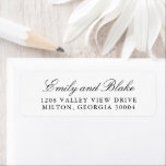 Einfache White Classic Elegante Typografie<br><div class="desc">Einfach,  elegant und geschmackvoll,  bietet dieses klassische Adressetikett-Design eine Textvorlage mit klassischer Schrift-Typografie für Braut- und Bräutigamen,  gepaart mit zeitlosem Serif-Schriftart für die Adresse.</div>