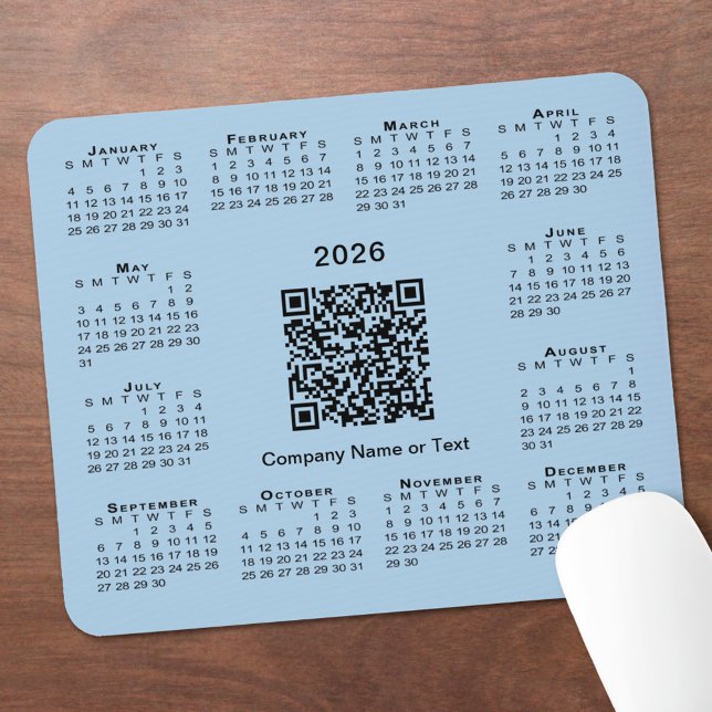 Einfacher 2026-Kalender-Geschäfts-QR-Code Hellblau Mousepad (Simple 2026 Calendar Business QR Code Light Blue Mouse Pad, in situ)