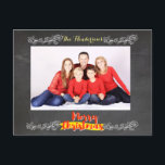 Einfacher Chalkboard Weihnachten<br><div class="desc">Dieses Design besticht durch einen Kreideboden mit Kreiderahmen und schlichten,  aber eleganten Spiralpfeilen,  Blätter,  Blume und Bannern,  die in einer lebendigen Farbe verziert sind. Sie können Ihre spezielle Touch mit der Anpassung von Text und Foto hinzufügen.</div>