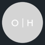 Einfacher, grauer Rundaufkleber | Initialen/Monogr Runder Aufkleber<br><div class="desc">Einfacher,  grauer Rundaufkleber | Initialen/Monogramm Kann vollständig an Ihre Bedürfnisse angepasst werden. © Gorjo Designs via Zazzle. // Sie suchen passende Artikel? Andere Schreibwaren aus dem Set hier verfügbar: https://www.zazzle.com/collections/modern_wedding_photo_invitation_set-119792209180525601 // Benötigen Sie Hilfe bei der Anpassung Ihres Designs? Andere Ideen got? Kontaktieren Sie mich unter: zoe@gorjodesigns.com</div>