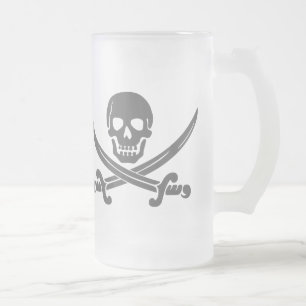Einfacher lächelnder Piraten-Schädel mit Mattglas Bierglas
