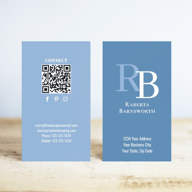 Einfacher Monogramm-QR-Code Blau | Verbinde dich m Visitenkarte (Blue monogram business card template with a scannable QR code.)