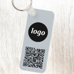 Einfacher QR Code Business Blue Schlüsselanhänger<br><div class="desc">Fügen Sie Ihr eigenes Logo und QR-Code zu diesem auffallenden minimalistisch beruflichen Design hinzu. Ideal für Mitarbeitermarken oder als Werbeprodukt für Ihre Mitarbeiter,  Kunden und Kunden. Ändern Sie die Hintergrundfarbe im Entwurfswerkzeug.</div>