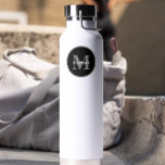 Einfacher Schwarz-weißer Monogramm-Zoll Trinkflasche<br><div class="desc">Mit dieser einfachen Schwarz-Weiß-Monogramm-WASSERFLASCHE erhöhen Sie Ihr Geschenk. Diese Wasserflasche ist mit einer sauberen, minimalistischen Ästhetik gestaltet und verfügt über ein gewagtes Monogramm in klassischem Schwarz/Weiß. Ideal für Geschenke, Gastgeschenke Hochzeiten oder als personalisiertes Alltagszubehör. Fügen Sie Ihre Initialen oder jemandem Special's hinzu, um einen schlanken und stilvollen Keepake zu erstellen....</div>