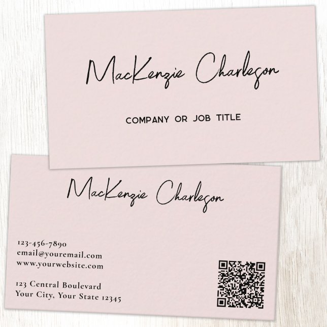Einfacher Skriptname und Text QR-Code Rosenrot Visitenkarte (Simple modern script minimalist business card with QR code in blush pink)