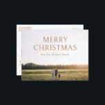 Einfaches Bold Typografy Foto Modernes Weihnachten<br><div class="desc">Moderne, minimalistische Weihnachtspostkarte mit einem schlichten und minimalen Design mit "Frohe Weihnachten" in fett gedruckter Typografie und Ihrem Familiennamen in einem eleganten Drehbuch über Ihr Lieblings-Landschaft-Foto. Die Vorlage enthält ein überlagertes Farbverlauf, um sicherzustellen, dass der Text über das Bild leicht zu lesen ist und im Entwurfsbearbeitungsprogramm entfernt werden kann. Die...</div>