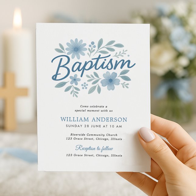 Einfaches Budget Blumentaufen Einladung für Junge (Elegant budget  blue floral baptism invitation held near candlelight – perfect for boy christening)