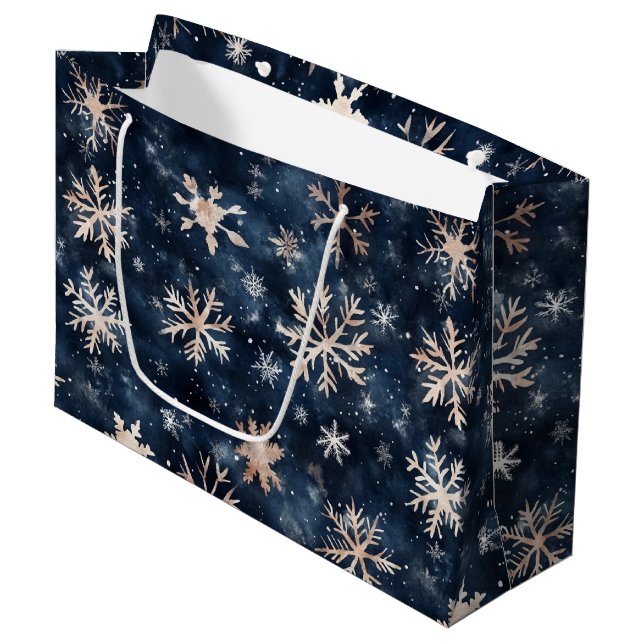 Einfaches Dunkelblau mit Schneeflocken-Muster Große Geschenktüte (Vorderseite Schrägansicht)
