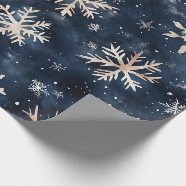 Einfaches dunkles Blau mit Schneeflocken Geschenkpapier (Ecke)