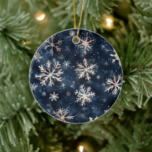 Einfaches dunkles Blau mit Schneeflocken überall Keramik Ornament