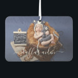 Einfaches elegantes Foto-Auto Autolufterfrischer<br><div class="desc">Moderner Automobil-Lufterfrischer mit einem einfachen Design,  das den Namen Ihres Babys in einer handgeschriebenen,  eleganten Schrift darstellt und über ein Foto Ihres Neugeborenen schwingt. Machen Sie sich einen individuellen Luftkühler oder geben Sie dies als einzigartiges Geschenk für neue Eltern.</div>