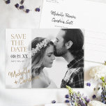 Einfaches elegantes Foto Hochzeit speichern Sie da Ankündigungspostkarte<br><div class="desc">Einfach Chic. Diese stilvolle, moderne Hochzeit speichern das Datum Postkartenvorlage hat ein sauberes und frisches Design mit einem halbtransparenten Teil auf dem verlassen für Ihren Text, verleiht ein Gefühl Flow. Um diesen Effekt zu verstärken, könnte je nach der Länge Ihrer Vornamen ein oder beide "überlaufen" auf das Foto wie in...</div>