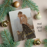 Einfaches, elegantes, frisch verheiratetes Weihnac Folien Feiertagskarte<br><div class="desc">Elegante luxuriöse reale Goldfolie Drehbuch Hochzeitspaar Foto Overlay Name und Text personalisiert erste Weihnachtskarte.          Bitte beachten Sie,  dass Sie die Farbe der Folie wählen können: Gold,  Rose oder Silber.</div>