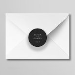 Einfaches, elegantes Hochzeitsfest-Umschlag Aufkle Runder Aufkleber<br><div class="desc">Elegante, minimale Hochzeitseinladung mit dunklem Siegel-Aufkleber und einem stilvollen, schicken, trendigen Kalligraphieskript. Einfach mit Ihren Daten personalisieren! Geeignet für feierliche Hochzeiten in schwarzer Krawatte. Bitte beachten Sie, dass die Hintergrundfarbe an Ihre Hochzeitfarbe angepasst werden kann. Wenn Sie es bequem machen, können Sie es ändern, nachdem Sie die IT-Option CUSTOMIZE ausgewählt...</div>