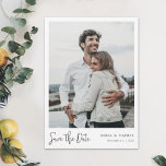 Einfaches elegantes, modernes, individuelles Foto  Einladung<br><div class="desc">Diese einfache, stilvolle moderne Foto Hochzeit speichern Sie die Datumskarte Vorlage enthält Ihre Namen und Datum unter Ihrem Foto. Das Save the Date schwarze Skript auf der Vorderseite ist ein Bild und kann nicht verändert werden. Sie können den Schriftart, die Zeichensetzung oder die Farbe ändern, die für verschiedene andere Textelemente...</div>