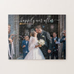 Einfaches, elegantes Script-Wedding-Foto neu<br><div class="desc">Jigsaw Puzzle mit einem einfachen Design,  das "glücklich immer danach" in einem eleganten und modernen,  handgeschriebenen Drehbuch mit Schlaglöchern über Ihr Foto zeigt. Sie können den Text auch in Ihren Namen ändern. Dieses Rätsel ist ein großartiges Geschenk für ein frisch verheiratetes Paar.</div>