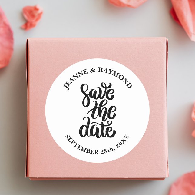 Einfaches elegantes Skript Save the Date Boho Wedd Runder Aufkleber (Simple elegant script sticker adds boho charm to wedding save the date mail.)