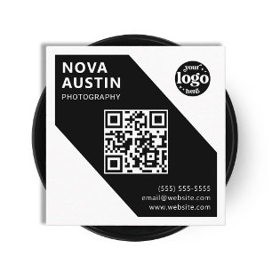 Einfaches, fett geometrisches Firmenlogo Modern QR Quadratische Visitenkarte