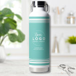 Einfaches Firmenlogo Trinkflasche<br><div class="desc">Einfache, aber atemberaubende Art und Weise, Ihr Unternehmen, Ihre Marke oder Ihr individuelles Design vorzustellen. Personalisieren Sie diese Wasserflasche mit Ihrem Business- oder Markenlogo, oder sogar mit einem Design, das Sie gewollt haben. Verändern Sie den Hintergrund und die Schriftart-Farben und die Typografie auf alles, was Sie gewollt haben. Einfache, moderne...</div>