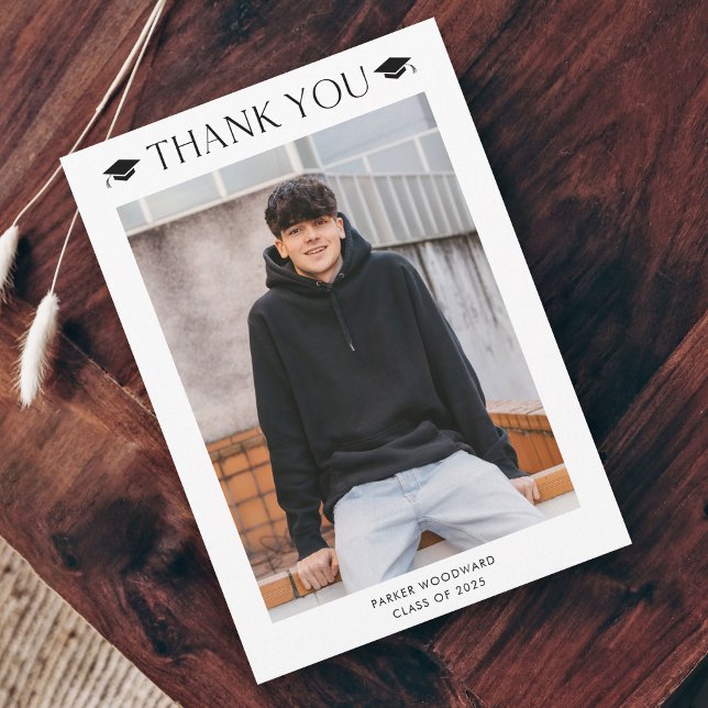 Einfaches Foto Abschluss Dankeskarte (Simple black and white cap photo graduation thank you card.)