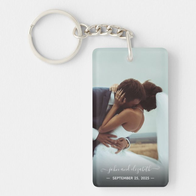 Einfaches Foto Elegante Script Couple Wedding Cust Schlüsselanhänger (Vorderseite)