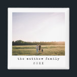 Einfaches Foto für Minimalistische Schreibmaschine Magnet<br><div class="desc">Dieser einfache und moderne Foto-Magnet bietet Ihnen einen Ort,  um Ihre Namen und ein HauptFoto,  zusammen mit dem Jahr,  in schönen Schreibmaschinen-Typografie hinzuzufügen. Das perfekte Weihnachtsgeschenk für alle Familienmitglieder in diesem Winter!</div>