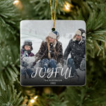 Einfaches Foto für Pinselstriche mit angenehmer Ka Keramikornament<br><div class="desc">Ein einzigartiges und dennoch elegantes Typografie-Familiendekor, das sich durch die perfekte Erinnerung an den Weihnachtsgeschmack auszeichnet, um den für immer gefangenen Moment behalten. Dieses einzigartige und schicke Ornament hat eine elegante, herausragende Typografie des Familiennamen und des Jahres, die beide durch einen Klick auf den Button ''personalisiert'' angepasst werden können. Mit...</div>