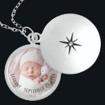 Einfaches Foto mit Geburtsdatum Keepake Medaillon<br><div class="desc">Einfaches Foto mit Geburtsdatum Keepake. Ersetzen Sie das Beispielbild einfach durch Ihr eigenes und personalisieren Sie den Namen und das Geburtsdatum Ihres Babys.</div>
