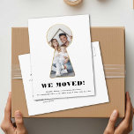 Einfaches Foto mit Gold Keyhole Modern Minimalisti Ankündigungspostkarte<br><div class="desc">Einfaches typografisches Design für eine bewegliche Ankündigungs-Postkarte mit eigenem Foto in einem bedruckten Schlüsselloch-Ausschnitt-Design. Minimalistisch und modern,  dieser Schwarz-Weiß-Wechsel,  leicht anpassbar Adressennotiz macht es schnell und stilvoll,  die Neuigkeiten Ihrer neuen Zuhause zu teilen!</div>