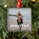 Einfaches Foto Modernes Erstes Weihnachtsfest Verh Ornament Aus Metall<br><div class="desc">Moderne Weihnachtsschmuck mit einem einfachen und minimalen Layout mit "verheiratet" in einem feinen Retro-Schriftart,  mit Ihren Namen und Jahr über Ihrem Lieblings-Foto. Dieser Schmuck ist ein tolles Geschenk für ein frisch verheiratetes Paar für sein erstes Weihnachtsfest verheiratet</div>