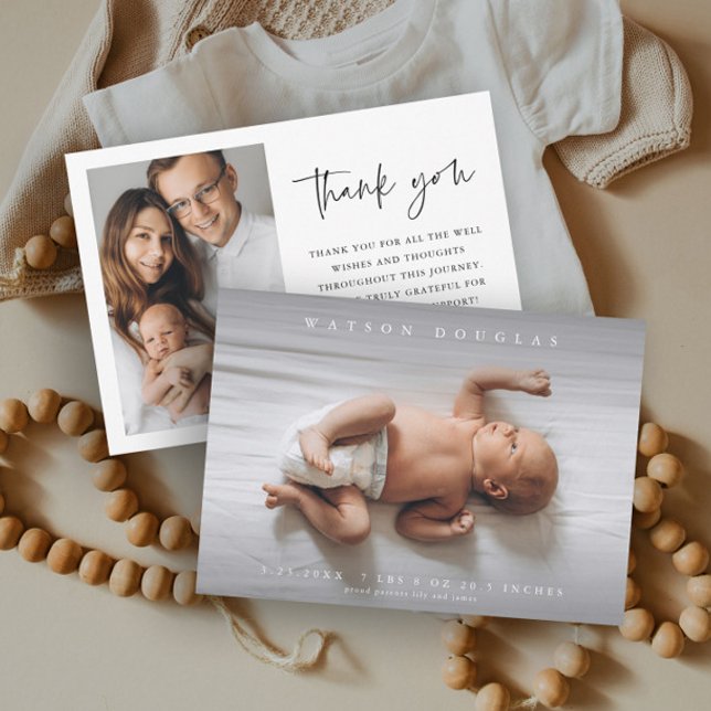 Einfaches Foto Neugeborenes Baby Foto Birth Dankeskarte (Simple minimalist newborn baby photo thank you card.)