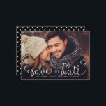 Einfaches Foto Speichern Sie die Daten, Handschrif Save The Date<br><div class="desc">Dieses einfache Foto speichert die Daten mit charmanten handgeschriebenen Kalligrafiebeschriften. Überlagert auf Ihrem Foto mit einem schwarzen Faden am unteren Rand (Sie können dies entfernen,  wenn Sie es nicht über Zazzle's Anpassungs-/Personalisierungs-Tool benötigen). Ein niedlicher Polka Dot Hintergrund endet am Design!</div>