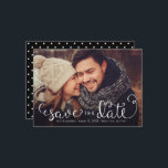 Einfaches Foto Speichern Sie die Daten, Handschrif Save The Date<br><div class="desc">Dieses einfache Foto speichert die Daten mit charmanten handgeschriebenen Kalligrafiebeschriften. Überlagert auf Ihrem Foto mit einem schwarzen Faden am unteren Rand (Sie können dies entfernen,  wenn Sie es nicht über Zazzle's Anpassungs-/Personalisierungs-Tool benötigen). Ein niedlicher Polka Dot Hintergrund endet am Design!</div>