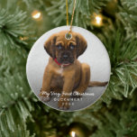 Einfaches Foto Welpe First Christmas Modern Keramik Ornament<br><div class="desc">Weihnachtsschmuck mit einem schlichten und eleganten Design mit "My Very First Christmas",  dem Namen und dem Jahr Ihres neuen Welpen über einem Foto Ihres neuen Hundes. Dieses moderne Ornament ist ein großartiges Geschenk für jeden,  der einen neuen Welpen got hat.</div>