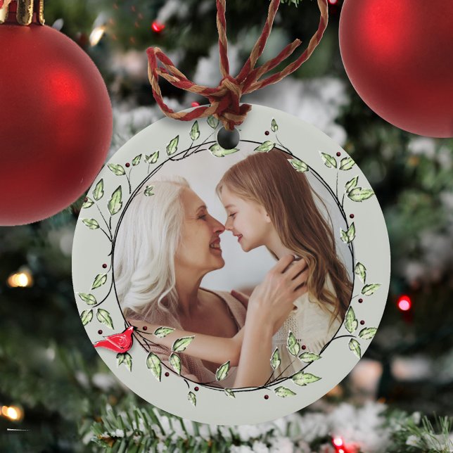 Einfaches Foto Winter Roter Kardinal Grüner Kranz Keramik Ornament (Simple botanical photo circle ornaments with a simple red cardinal bird wreath design. )