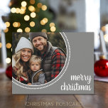 Einfaches fröhliches Weihnachts-Foto Polka Dot Bor Feiertagspostkarte<br><div class="desc">Ein Bauernhaus grau mit einem Foto im Kreis. Verwenden Sie für dieses Design ein horizontales Foto. FOTO-TIPP: Wenn Sie Ihre Bilder hochladen und sie nicht passen, klicken Sie auf "DIESE ANZEIGE KÖNNEN". Es mag etwas Geduld erfordern, aber man kann sich bewegen und sein Foto verkleinern. Sie können den Typ auch...</div>