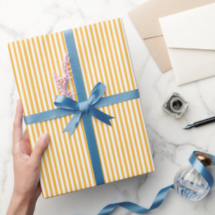 Einfaches, gelb und weiß gestrichenes Schleifpapie Geschenkpapier