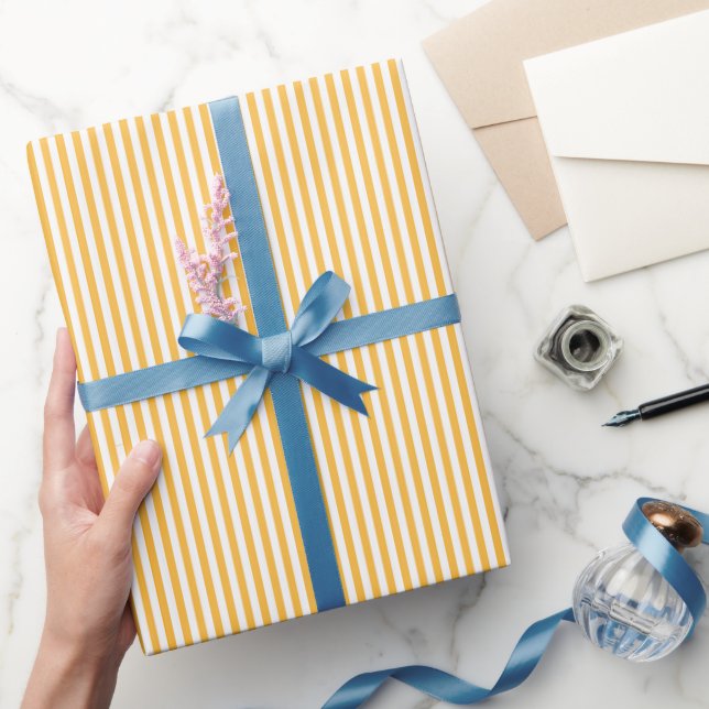 Einfaches, gelb und weiß gestrichenes Schleifpapie Geschenkpapier (Schenken)