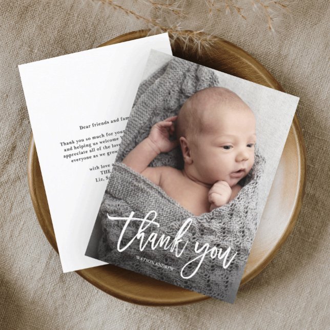 Einfaches handgeschriebenes Baby-Foto Dankeskarte (Simple baby photo thank you card with modern handwritten script calligraphy thank you.)