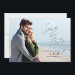 Einfaches handgeschriebenes Save the Date horizont<br><div class="desc">Diese moderne,  horizontal Save the Date verlaufende Karte verfügt über ein Foto,  das die Kartenvorderseite ausfüllt. "Save the Date" erscheint in einem stilvollen,  handgeschriebenen Text über dem Foto. Die Rückseite bietet maßgeschneiderten Text für Ihre Hochzeitswebsite.</div>