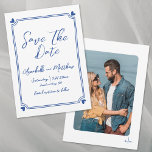Einfaches handgezeichnetes Foto Blaue Whimsikale H Save The Date<br><div class="desc">Einfache Hand gezeichnet Whimsical Blue Wedding speichern Sie das Datum. Die Inspirierte Blue and White Save the Date Card ist ein puristisches, minimalistisches Design, das sich perfekt für Paare eignet, die zeitlose Eleganz suchen. Ein subtil handgezeichnet Rahmen mit zauberhaften blauen Herzen in jeder Ecke umkreist Ihre Hochzeitsdetails sanft, präsentiert in...</div>