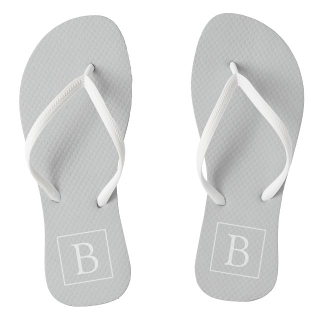 Einfaches hellgraues Monogramm Flip Flops (Fußbett)