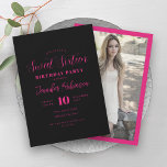 Einfaches Hot Pink Schwarzes Foto Sweet 16 Sechzeh Einladung<br><div class="desc">Elegante 16 . Geburtstag Birthday Party Einladungsvorlage mit benutzerdefiniertem Foto & modernem Typografie-Skript.</div>